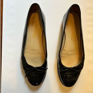 Chanel patent leather ballet flats, black